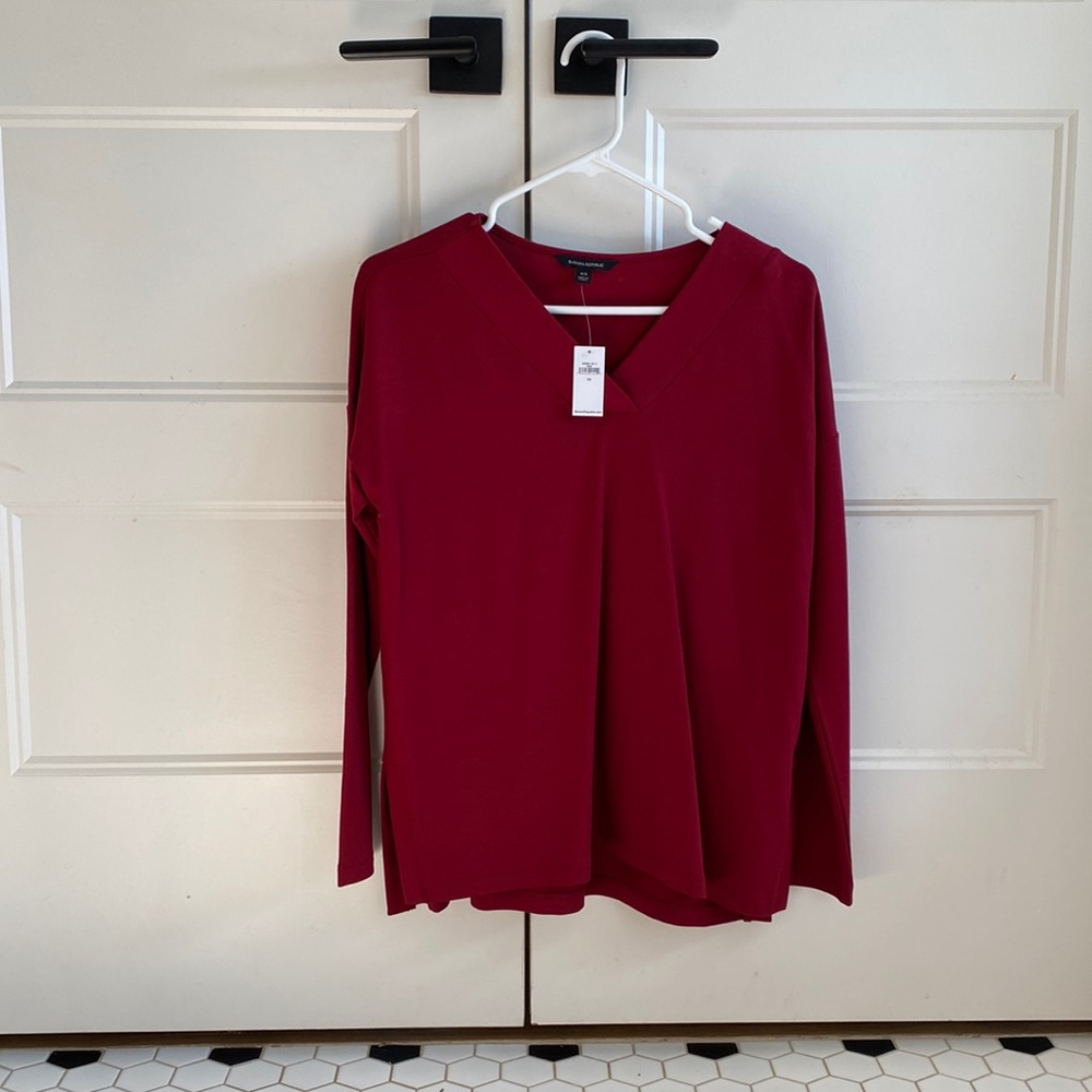 BANANA REPUBLIC | Red v-neck long sleeve shirt